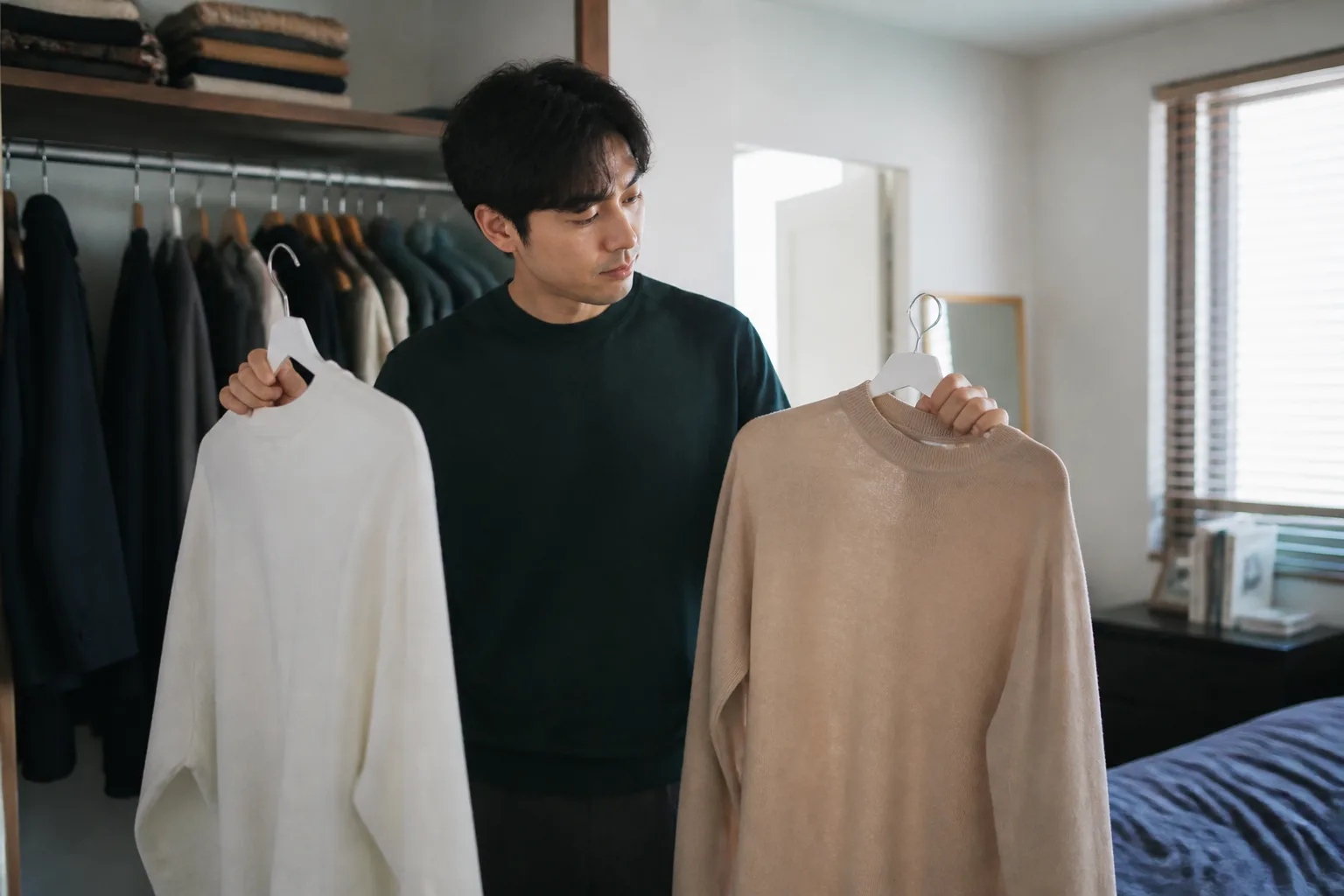 첫 만남에 입을 상의 색을 못 고르겠을 때 상황을 일상 공간에서 차분히 마주하는 한국 성인들의 자연스러운 모습
