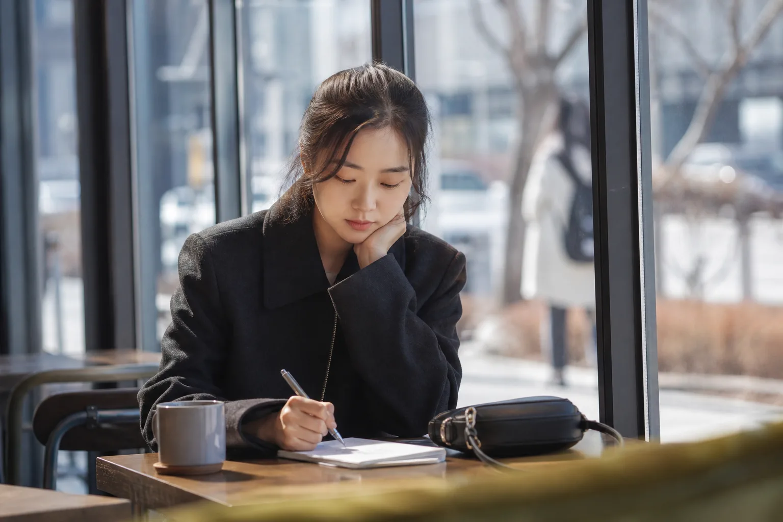 헤어지면서 마지막으로 다 물어보고 싶을 때 상황을 일상 공간에서 차분히 마주하는 한국 성인들의 자연스러운 모습