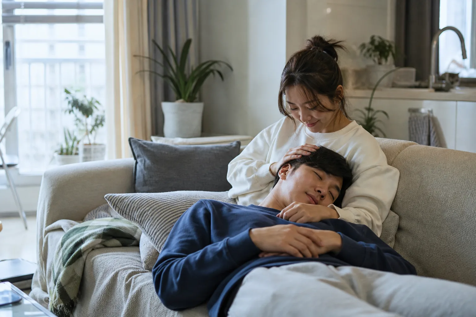 데이트가 즐거운데도 피곤하다면 봐야 할 것 상황을 일상 공간에서 차분히 마주하는 한국 성인들의 자연스러운 모습