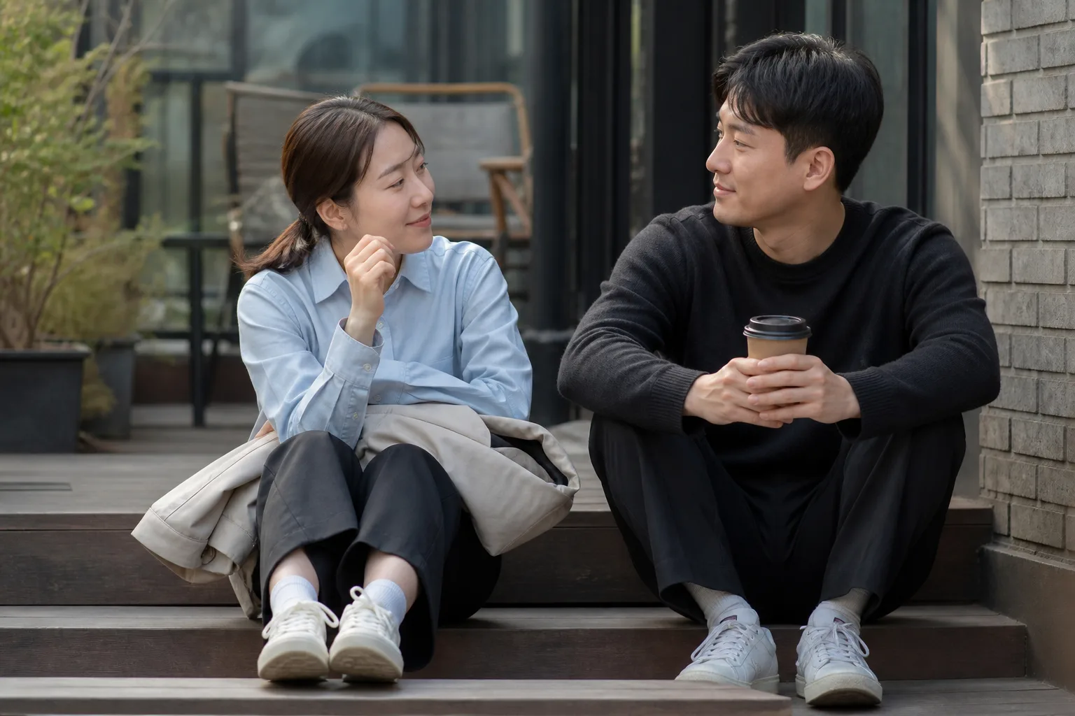 나 계속 이렇게 잘 보여야만 사랑받을 수 있는 걸까 상황을 일상 공간에서 차분히 마주하는 한국 성인들의 자연스러운 모습