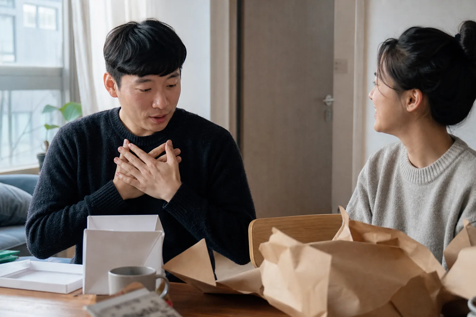선물을 연 뒤 놀란 마음과 고마움을 솔직한 표정으로 전하는 연인의 모습