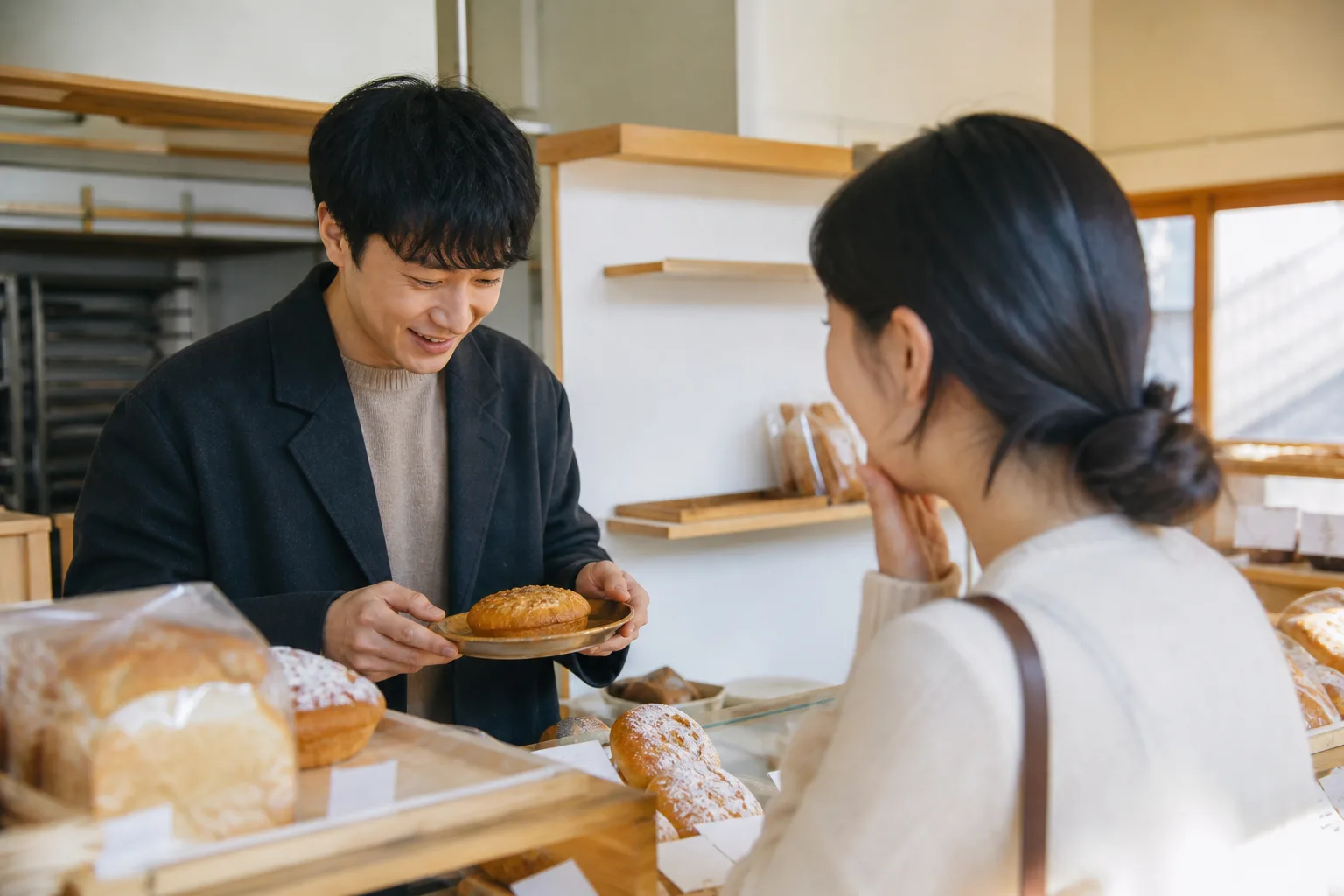 동네 빵집에서 상대가 좋아하던 빵을 기억해 골라 주는 연인의 모습