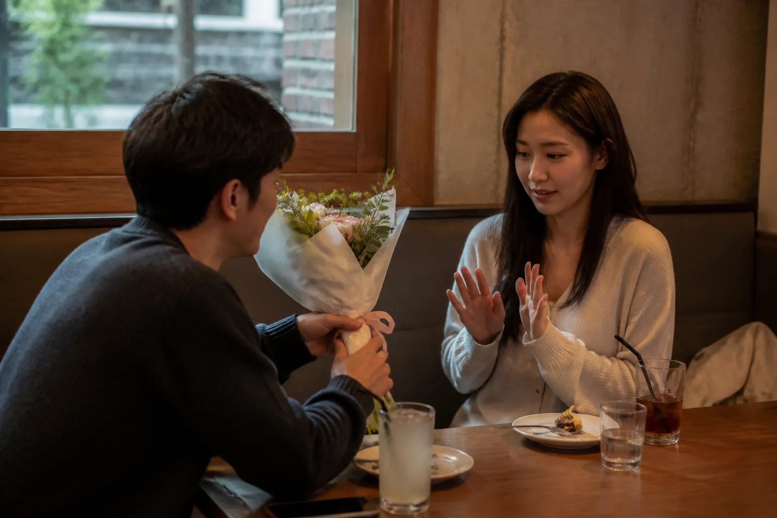 깜짝 이벤트를 준비했는데 상대가 부담스러워할 때 상황을 일상 공간에서 차분히 마주하는 한국 성인들의 자연스러운 모습