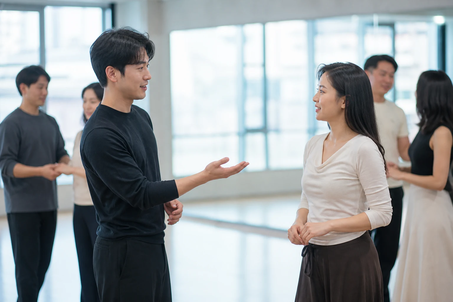 파트너 댄스 중 손을 잡기 전에 지금도 괜찮은지 다시 확인하고 기다리는 두 사람