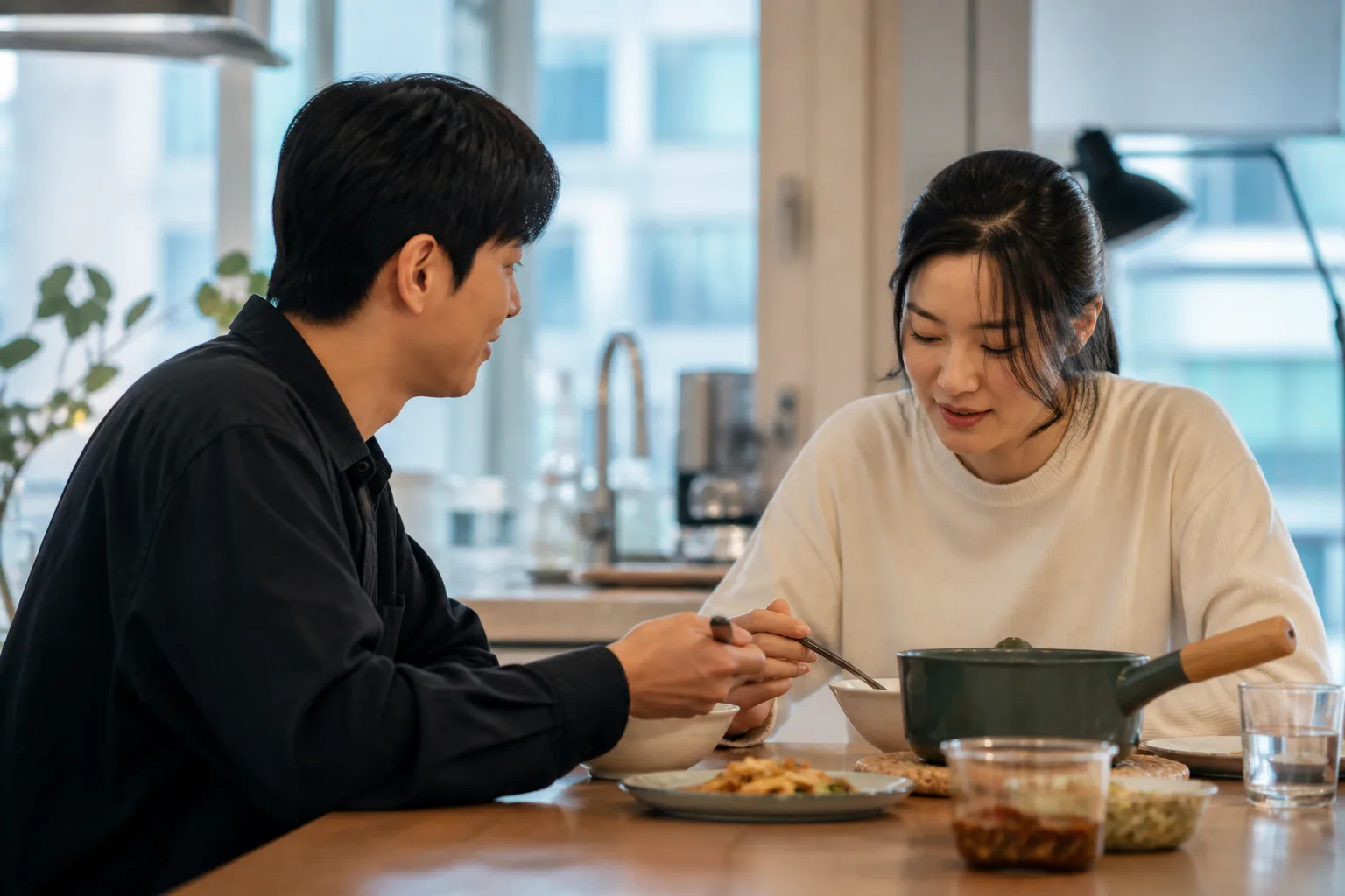 오래 혼자 지낸 뒤 연애가 낯설게 느껴질 때 상황을 일상 공간에서 차분히 마주하는 한국 성인들의 자연스러운 모습