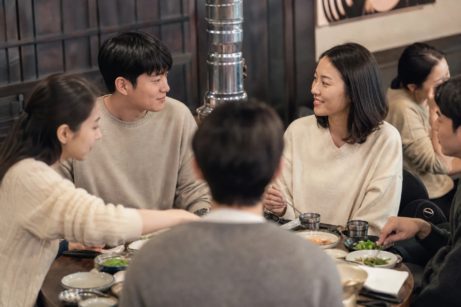 모임에서 스친 눈빛보다 이후에 이어지는 말과 행동을 차분히 관찰하는 사람