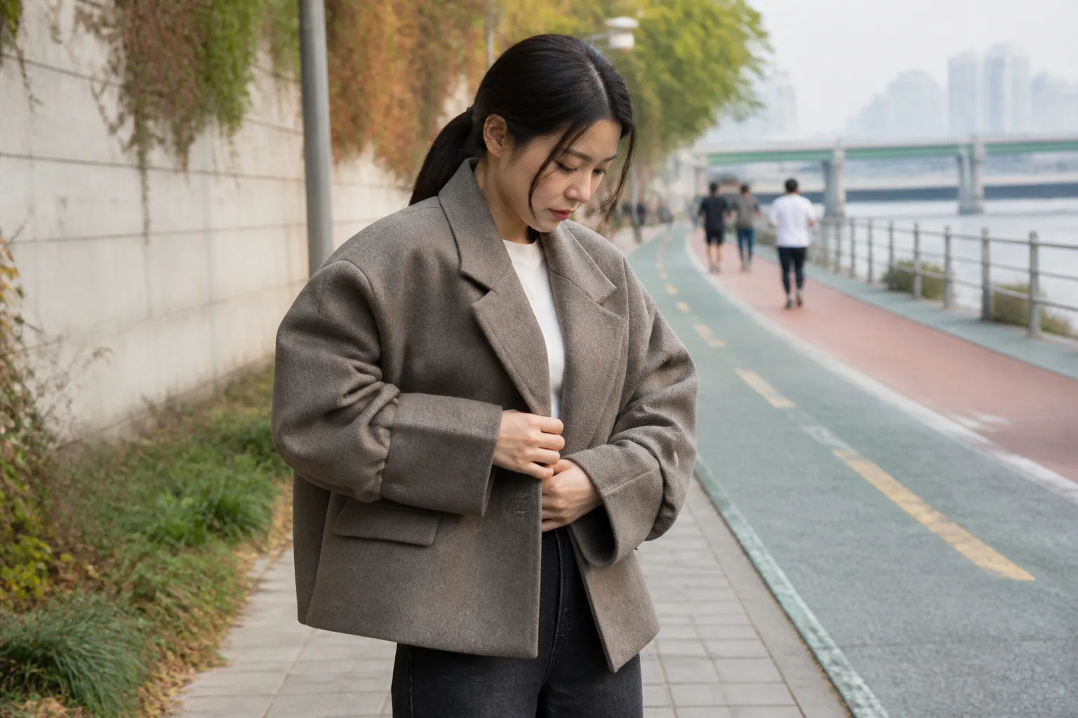 사진은 예뻤는데 입으면 옷이 나를 압도할 때 상황을 일상 공간에서 차분히 마주하는 한국 성인들의 자연스러운 모습
