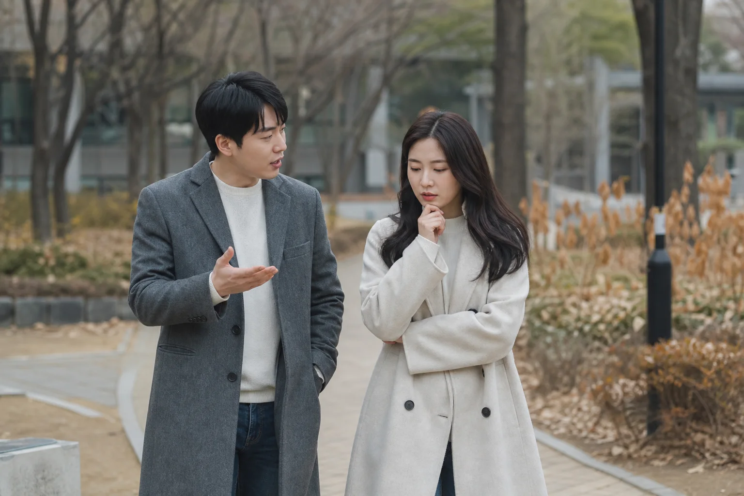 산책길에서 조언하기 전에 상대가 원하는 도움인지 먼저 묻는 연인의 모습
