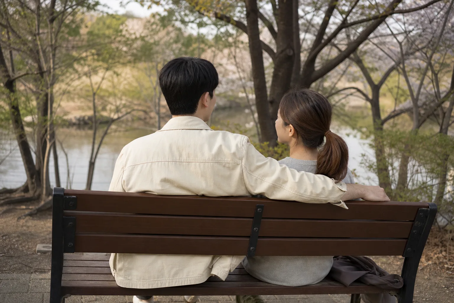 예전 같은 설렘이 없어서 마음이 식은 건가 싶을 때 상황을 일상 공간에서 차분히 마주하는 한국 성인들의 자연스러운 모습