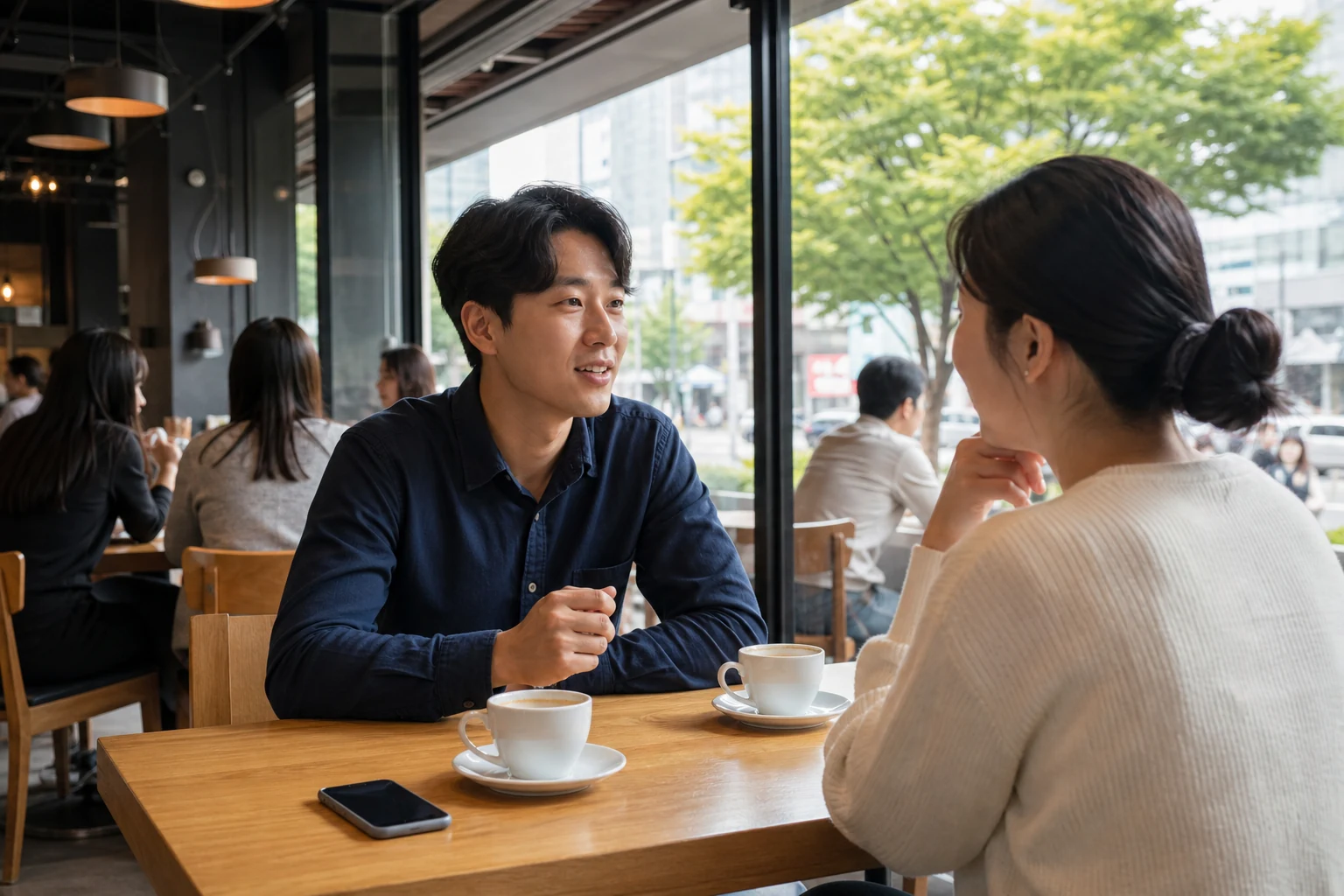 매칭 숫자에 매달리지 않고 공개된 낮 카페에서 한 사람과 천천히 대화하는 남성