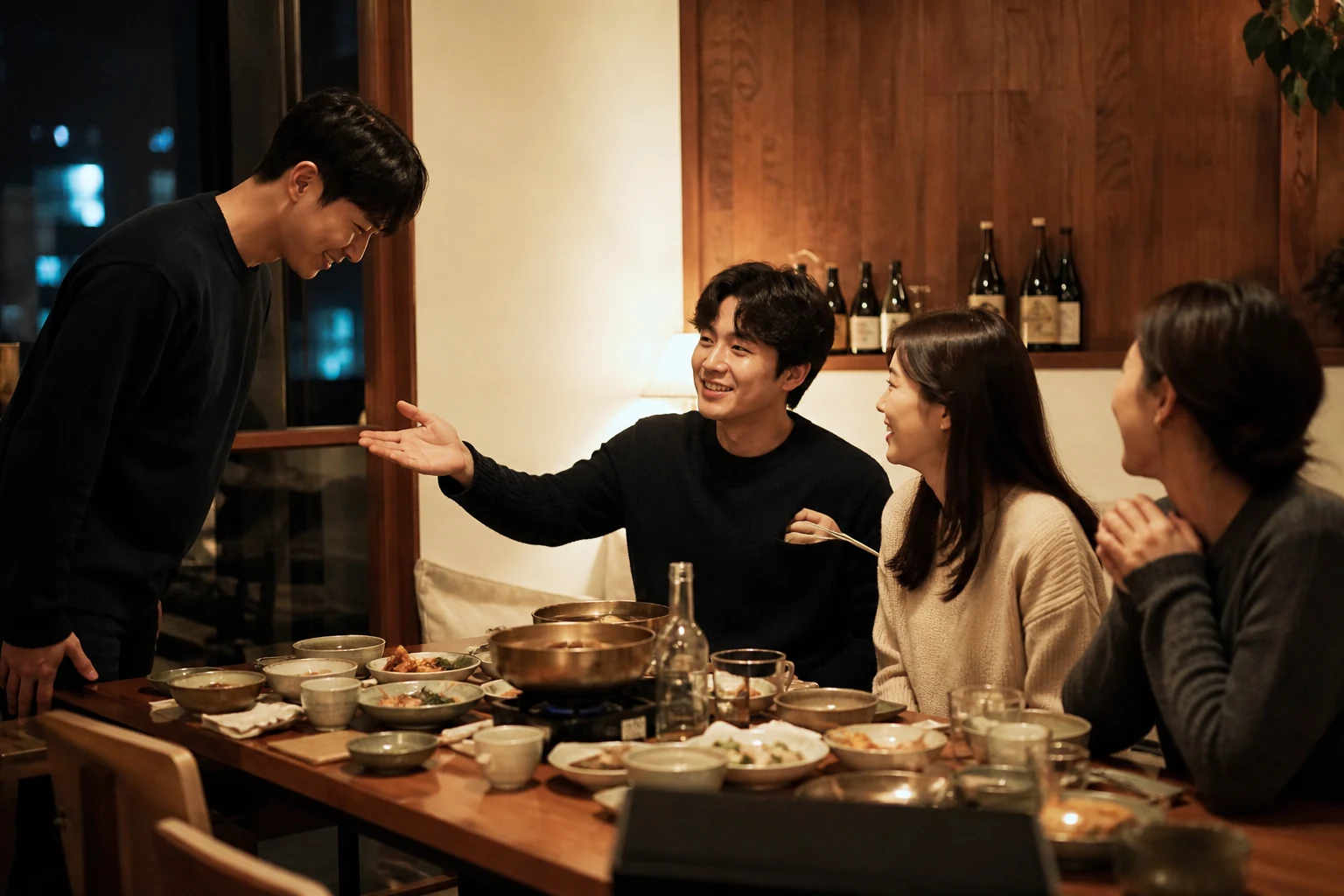 친구가 마련한 작은 모임에서 소개받은 사람에게 조건을 따지지 않고 자연스럽게 인사하는 남성