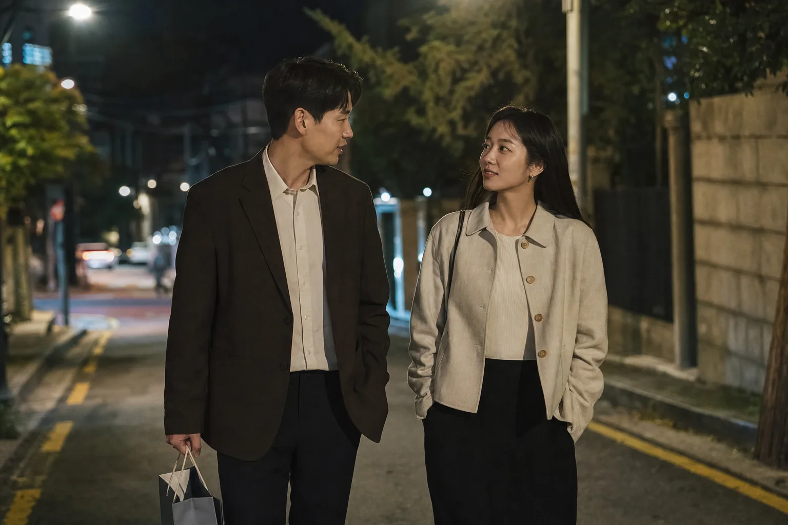 비싼 선물 대신 동네를 걸으며 서로에게 필요한 정서적 관심을 나누는 연인의 모습