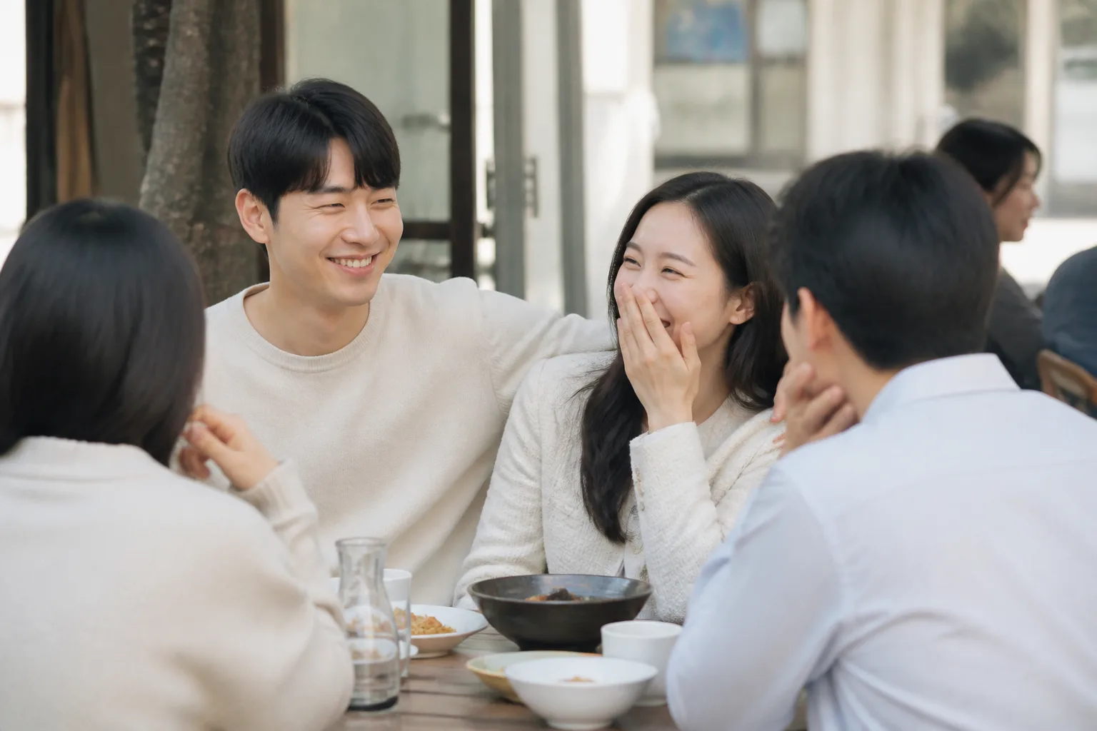 둘이 있을 때랑 사람들 앞에서 다른 사람 같을 때 상황을 일상 공간에서 차분히 마주하는 한국 성인들의 자연스러운 모습