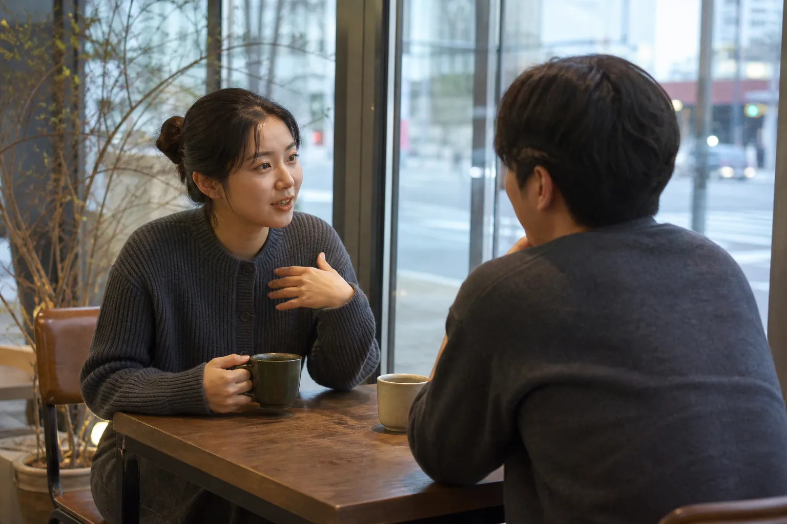 질문할수록 취조하는 것 같아 불안할 때 상황을 일상 공간에서 차분히 마주하는 한국 성인들의 자연스러운 모습