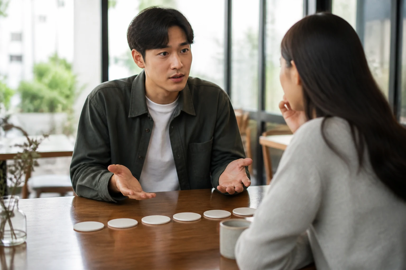 定期的に会っている二人が関係の話をする場面