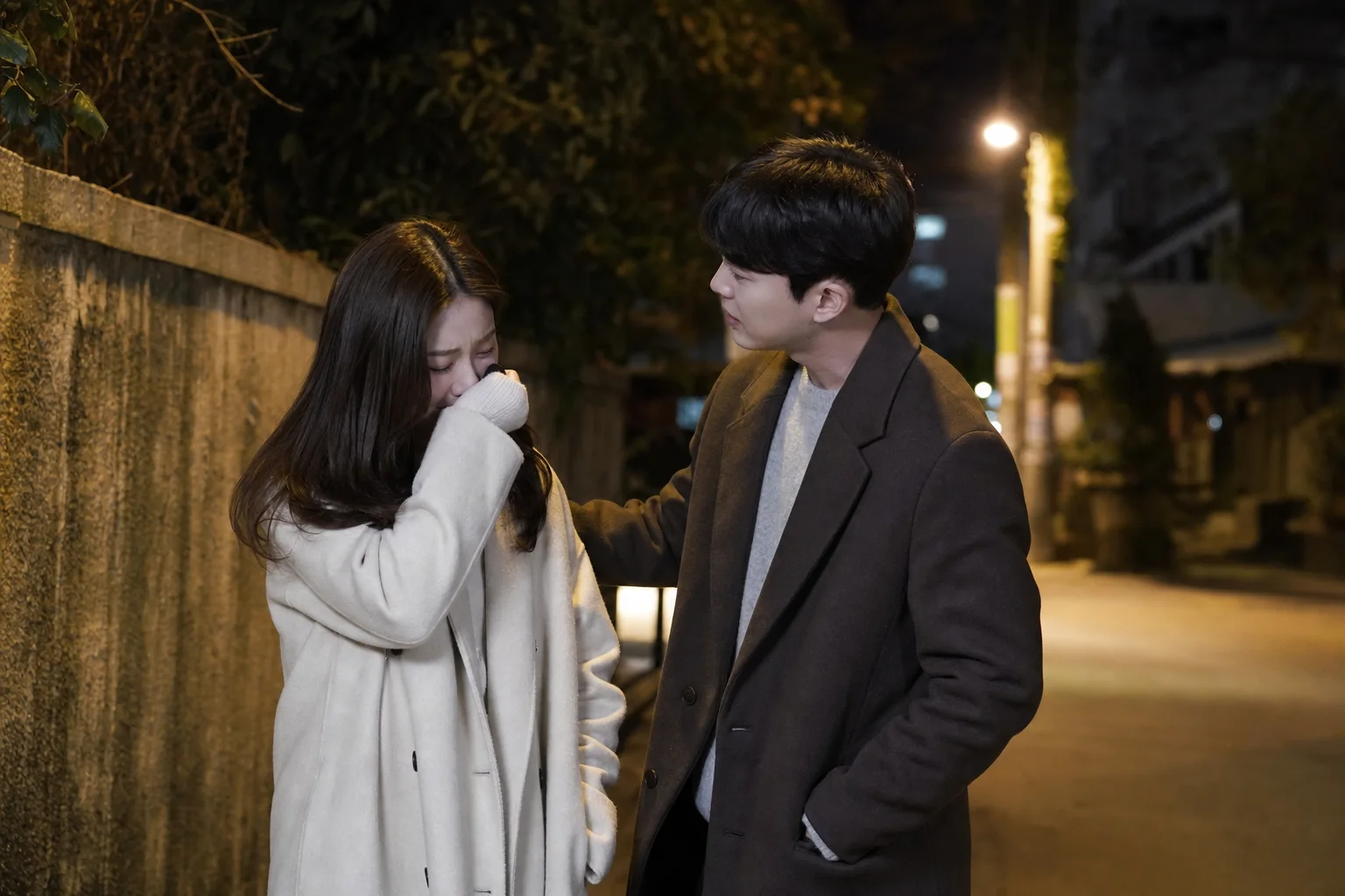 좋은 날 갑자기 시작된 다툼을 멈추고 감정의 원인을 살피는 연인의 모습