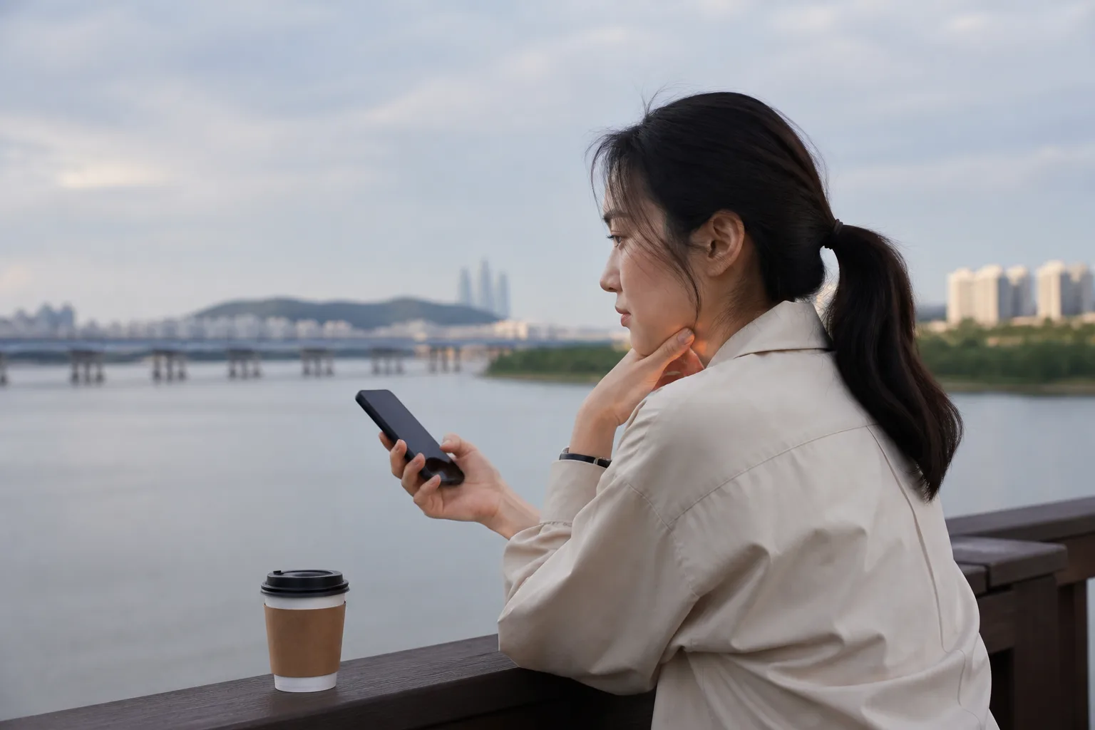 앱에서 만난 사람이 괜찮은지 천천히 보고 싶을 때 상황을 일상 공간에서 실제 행동과 표정으로 마주하는 한국 성인의 자연스러운 모습
