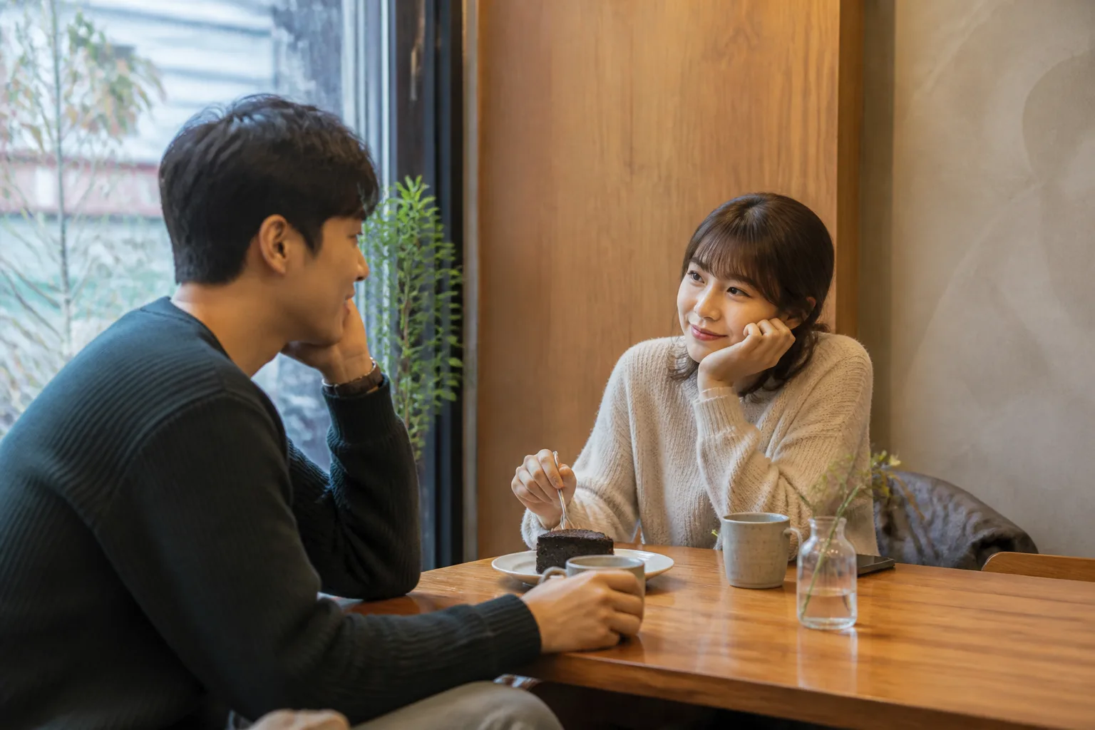 進行中の関係で良い兆しを観察する女性