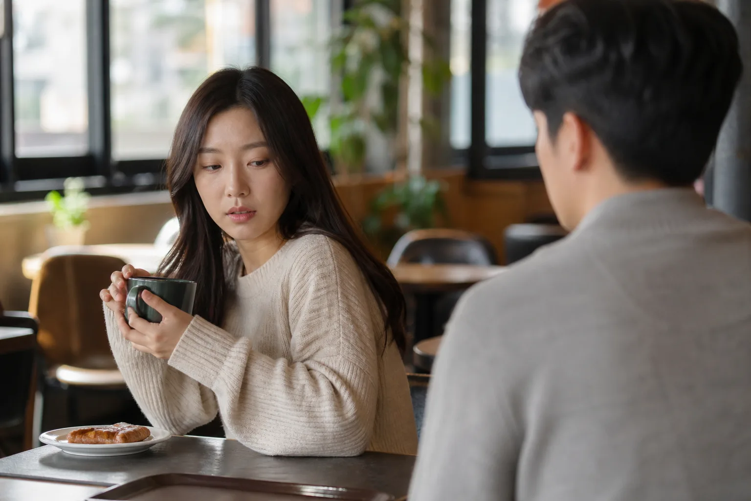 마음은 있는데 가까워지려고 하면 몸이 먼저 굳어버릴 때 상황을 일상 공간에서 실제 행동과 표정으로 마주하는 한국 성인의 자연스러운 모습