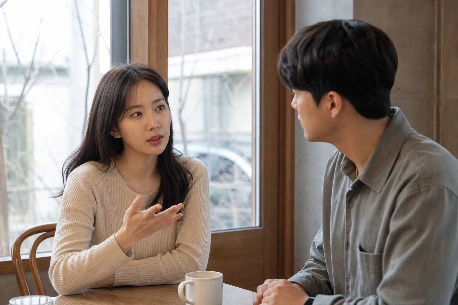 카페에서 시험하거나 삐치지 않고 안심이 필요하다고 직접 말하는 여성의 모습