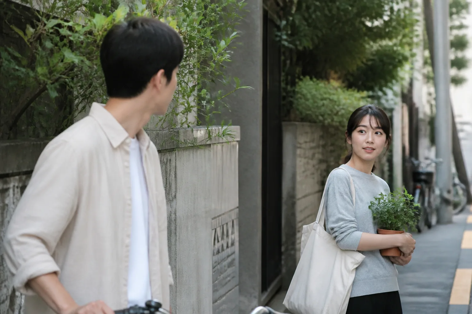 동네에서 자주 마주치는 사람에게 마음이 간다면 상황에서 집·카페·직장 같은 일상 공간에서 표정과 손짓으로 마음을 나누는 한국 성인들의 자연스러운 모습