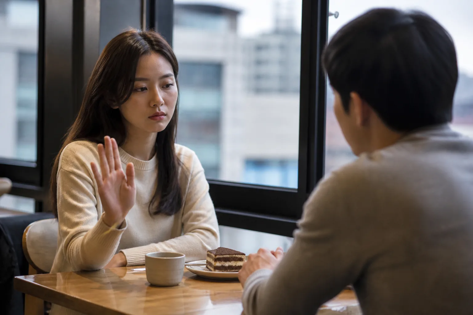 마음을 확인했다가 거절당했을 때 상황을 일상 공간에서 차분히 마주하는 한국 성인들의 자연스러운 모습