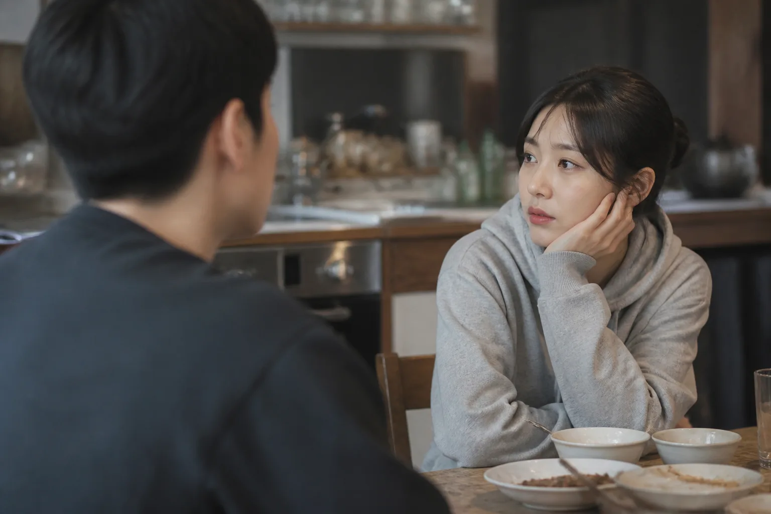 싸운 뒤 먼저 말 걸면 지는 것 같을 때 상황을 일상 공간에서 차분히 마주하는 한국 성인들의 자연스러운 모습