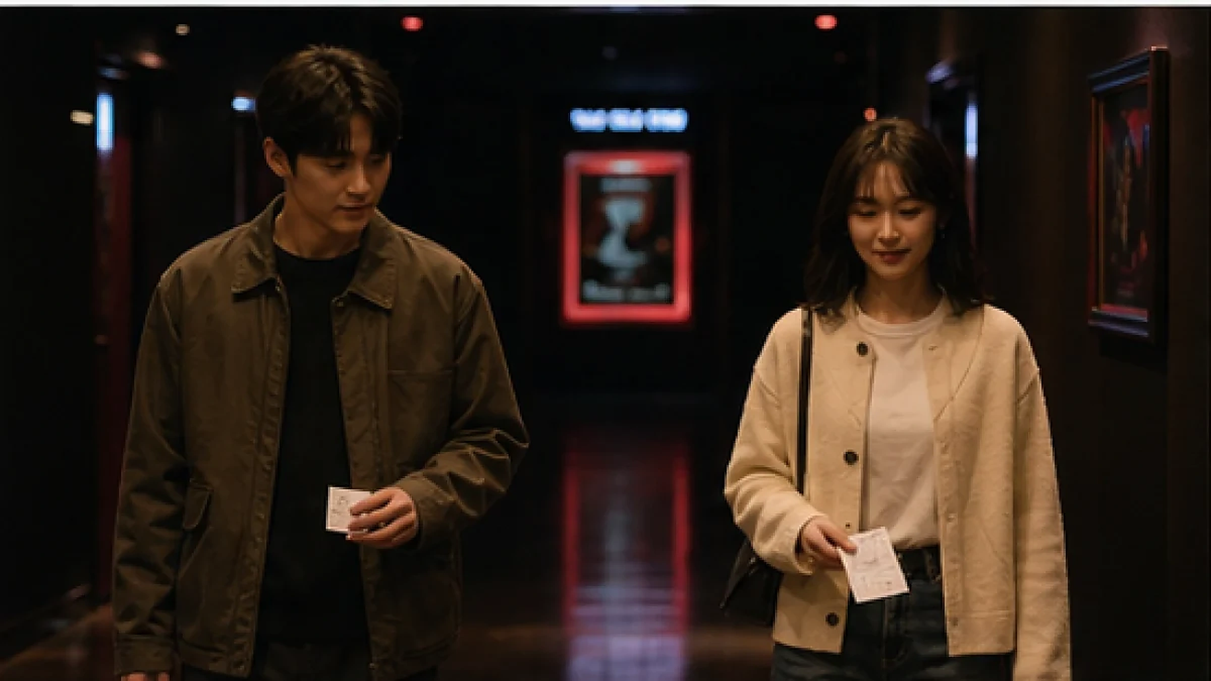 강변 카페에서 거리를 두고 마주 앉아 이별 뒤 이어진 만남의 의미를 분명히 묻는 두 사람